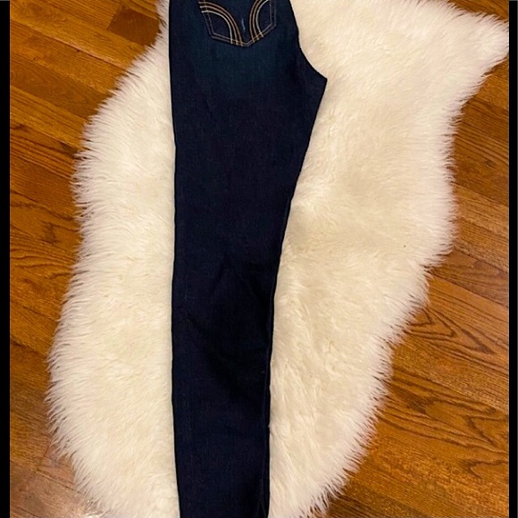 🆕🔥HOLLISTER VERY CUTE SKINNY DARK DENIM JEANS/FACTORY DISTRESSED WELL FITTED - Picture 3 of 4